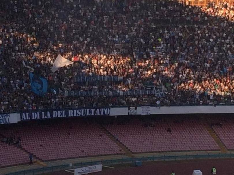 Tra tanti messaggi di pace, gli ultras del Napoli in Curva B espongono anche uno striscione inaccettabile.